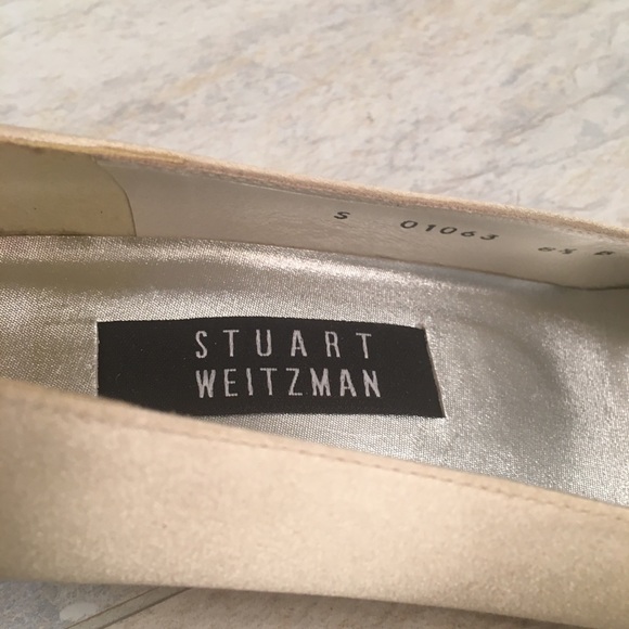 Stuart Weitzman Silk Kitten Heal Pump - Picture 2 of 14